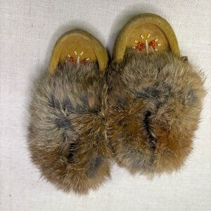 Laurentien Chief Infant Baby Moccasin Slippers Tan Beaded Fur Lined Cute Tiny